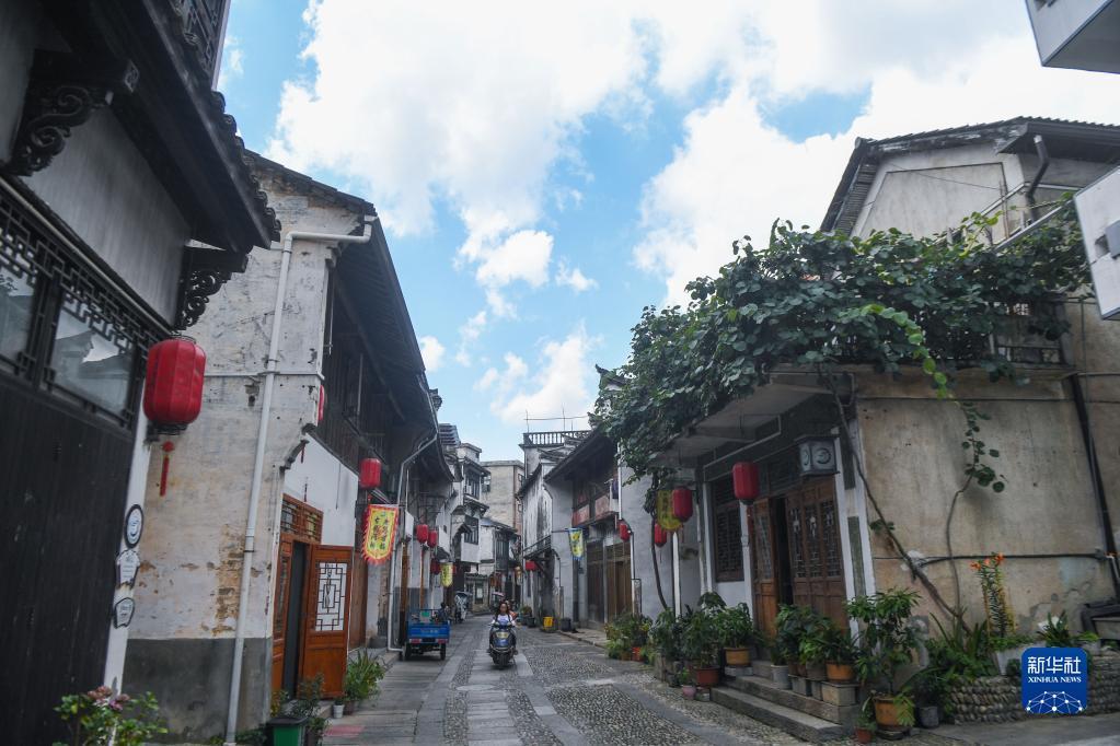 省政协委员分组讨论政府工作报告:勇担新使命 谱写新篇章